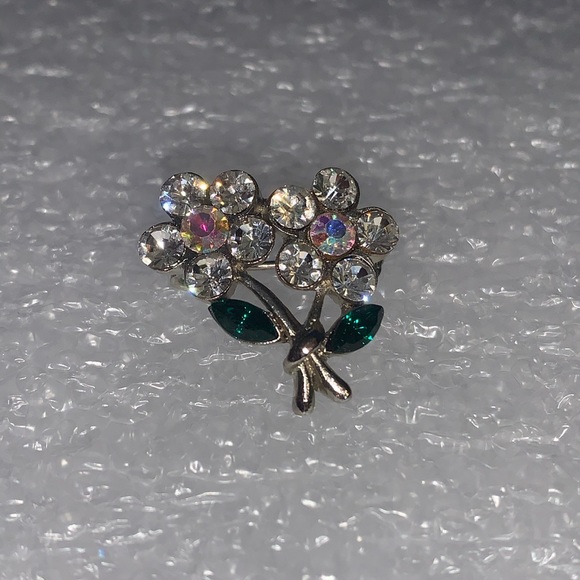 Beautiful & Dainty Rhinestone Floral Brooch Pin - Picture 5 of 16